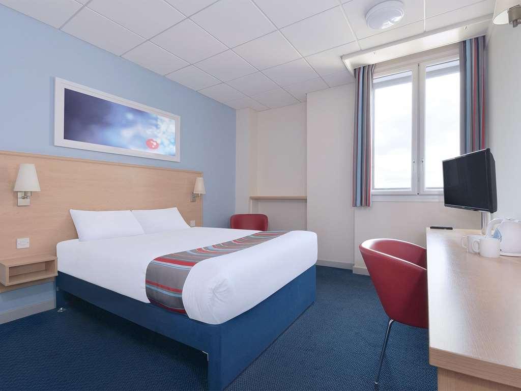 Travelodge Cardiff M4 Room photo